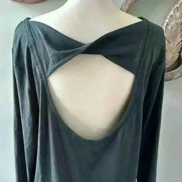 Athleta XL dark green long sleeved twisted back T- shirt - Picture 4 of 5
